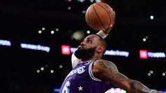 LeBron James smečuje míč do koše