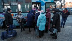 Tisíce obyvatel Doněcku spořádaně a bez paniky nasedaly do autobusů směrem na Rusko