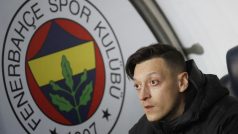 Mesut Özil na lavičce Fenerbahce