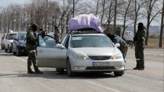 Vozy z utečenci z Mariupolu se snaží projet přes ruské kontrolní stanoviště-