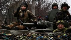 Ukrajinští vojáci přijíždějí do osvobozeného města Buča nedaleko Kyjeva