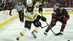 Bostonský Patrice Bergeron při střele v zápase proti Carolině