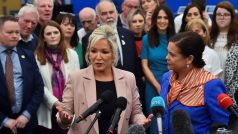 Místopředsedkyně Sinn Féin Michelle O&#039;Neilová a Mary Louise McDonaldová, která je v čele strany.