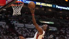 Bam Adebayo z Miami dává koš