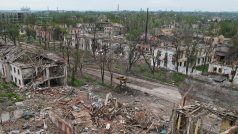 Zničené domy poblíž maiupolských oceláren Azovstal
