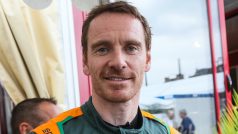 Irský herec a automobilový závodník Michael Fassbender