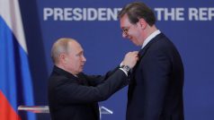 Ruský prezident Vladimir Putin vyznamenává v Bělehradě řádem srbského prezidenta Aleksandara Vučiće (fotografie z ledna 2019)