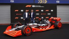 Člen představenstva pro technický vývoj Oliver Hoffmann a předseda představenstva AUDI AG Markus Duesmann u konceptu monopostu Audi