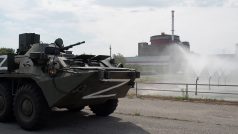 Tanky ruské Národní gardy hlídkují před Ruskem kontrolovanou Záporožskou jadernou elektrárnou v blízkosti města Enerhodar
