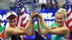 Barbora Krejčíková a Kateřina Siniaková s trofejí pro vítězky US Open