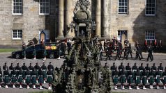 Smuteční průvod se připravuje na opuštění paláce Holyroodhouse v Edinburghu