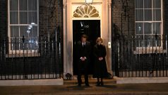 Premiérka Liz Trussová držela minutu ticha oblečená v černém se sklopenou hlavou před sídlem svého úřadu v Downing Street