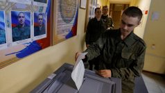 Vojáci v Luhansku hlasují v takzvaných referendech o připojení k Rusku