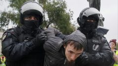 Ruská policie zatkla při sobotních místy brutálních zákrocích proti demonstrantům odmítajícím mobilizaci dalších přes 700 lidí