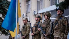 Ukrajinští vojáci během ceremoniálu vztyčování vlajky v Lymanu, městě, které se jim v uplynulých dnech povedlo získat zpět od ruské armády