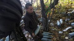 Ukrajinský voják drží tankový granát na pozici u Bachmutu