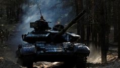 Ukrajinští vojáci s ukořistěným ruským tankem v Charkovské oblasti