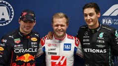 Kevin Magnussen s druhým Maxem Verstappenem a třetím Georgem Russellem