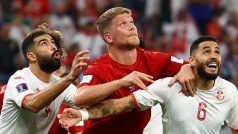 Andreas Cornelius z Dánska v obležení tuniských soupeřů