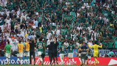 Fotbalisté Saúdské Arábie slaví historickou výhru nad Argentinou se svými fanoušky v dějišti mistrovství světa