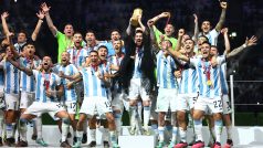 Lionel Messi zvedá se spoluhráči trofej pro mistry světa. Pro Argentinu je to první titul od roku 1986 a celkově třetí v historii