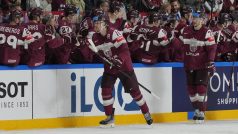 Hokejisté Lotyšska navázali na mistrovství světa v základní skupině B na pondělní výhru v prodloužení nad českým týmem a porazili v Rize Nory 2:1