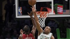 Centr Bostonu Celtics Al Horford brání střelu útočníka Miami Heat Jimmyho Butlera během druhého poločasu prvního zápasu finále Východní konference play-off NBA 2023 v TD Garden.