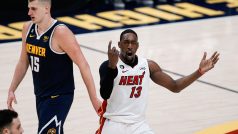 Bam Adebayo z Miami se raduje, protože Heat srovnali finálovou sérii s Denverem