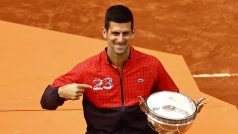 Novak Djoković s trofejí Roland Garros