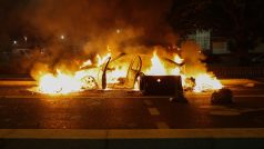 Při nepokojích v několika francouzských městech hořela auta i obchody, došlo na rabování