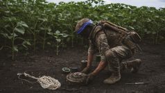 Ukrajinský voják při odminování půdy v Doněcké oblasti