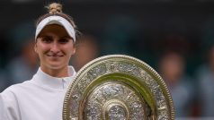 Markéta Vondroušová s talířem pro vítězku Wimbledonu