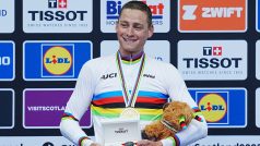 Mathieu van der Poel se zlatou medailí a v ikonickém duhovém trikot