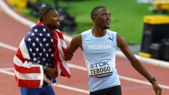 Dva nejrychlejší sprinteři letošního mistrovství světa. (Vlevo) šampion Noah Lyles a stříbrný Letsile Tebogo