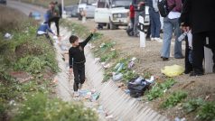 Chlapec kráčí po krajnici, když uprchlíci z Náhorního Karabachu přijíždějí do pohraniční vesnice Kornidzor