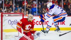 Brankář Calgary Flames Daniel Vladař v zápase proti Detroitu inkasoval šestkrát