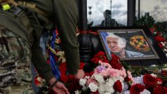Muž pokládá květiny k provizornímu památníku Jevgenije Prigožina, šéfa žoldnéřské skupiny Wagner, když si připomíná 40 dní od jeho smrti, aby dodržel pravoslavnou tradici, na ulici v Petrohradě