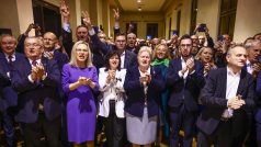 Členové strany Právo a spravedlnost (PiS) a jejich příznivci oslavují poté, co získali 36,8 procenta hlasů v polských parlamentních volbách 15. října 2023 v Krakově.