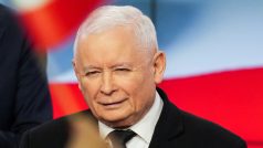 Jarosław Kaczyński (v popředí) a Mateusz Morawiecki