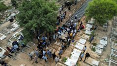 Truchlící pohřbívají těla Palestinců na hřbitově v centrální části pásma Gazy