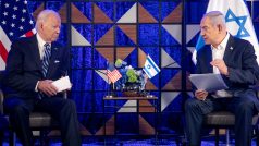 Americký prezident Joe Biden (vlevo) jednal s izraelským premiérem Benjaminem Netanjahuem (vpravo) o probíhajícím konfliktu mezi Izraelem a Hamásem