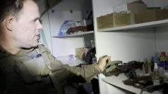 Izraelský důstojník ukazuje pušku, která byla podle jeho slov objevena v tašce uložené ve skříni se zdravotnickým materiálem v nemocničním komplexu Al Šifa uprostřed pozemní operace izraelské armády proti palestinské islamistické skupině Hamás ve městě Gaza, 15. listopadu 2023 na snímku z videa