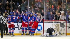 Hokejisté New Yorku Rangers se radují ze vstřeleného gólu do sítě Bostonu