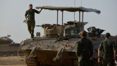 Izraelští vojáci na izraelských hranicích během dočasného příměří mezi Izraelem a Hamásem