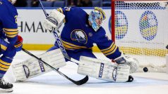 Levé křídlo Arizona Coyotes Michael Carcone (není na snímku) střílí gól brankáři Buffalo Sabres Devonu Levimu (27) během třetí třetiny v KeyBank Center