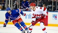 Martin Nečas (88) a Nick Bonino (12) během třetí třetiny v Madison Square Garden