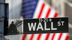 Ulice Wall Street před newyorskou burzou (NYSE) v New Yorku