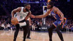 Basketbalisty Bostonu Celtics vedl k výhře nad New Yorkem především Jaylen Brown (vlevo), který v zápase zaznamenal 30 bodů