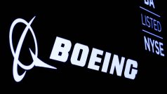 Logo společnosti Boeing na obrazovce na newyorské burze (NYSE) v New Yorku