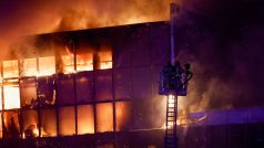 Záchranáři pracují na uhašení požáru v hořící koncertní hale Crocus City Hall po střelbě u Moskvy, Rusko, 22. března 2024.